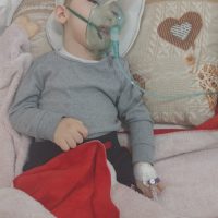 UPDATE 27.09.2023 – Micuțul Cristian a fost internat la spital din cauza convulsiilor