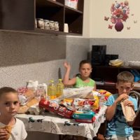 UPDATE 19.09.2025 – Ghiozdane, rechizite și alimente pentru Damian Barnea și frățiorii lui