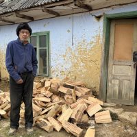 UPDATE – 03.02.2026 – Domnul Vasile a primit alimente și lemne pentru iarnă