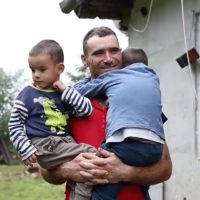 Cu ajutorul vostru, Mihai are acum mancare pentru copii, dar lupta continua