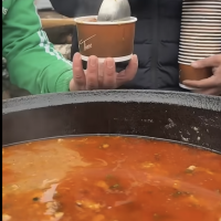 Oameni inimosi au preparat o masa calda pentru aceasta familie