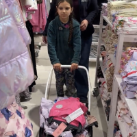 Daria isi alege haine noi pentru scoala