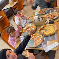 Am iesit la pizza cu Lois si Suzana, un moment simplu, dar plin de bucurie