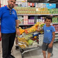 Cinci copilasi care au primit sacose pline cu mancare