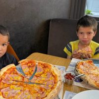 Cristi si fratii lui s-au bucurat de o masa speciala