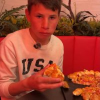 O pizza gustoasa pentru un baiat harnic