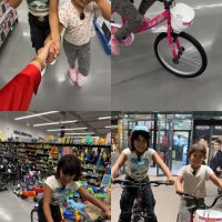 Biciclete si haine noi in dar