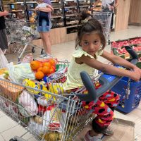 Un cos plin cu alimente pentru Andra si familia ei