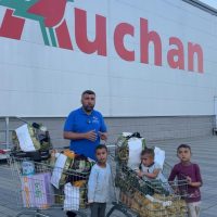 La cumparaturi de alimente cu Andrei, David, Nicolas si Maria