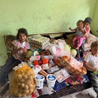 Pachete cu alimente in dar, cu ajutorul donatiilor