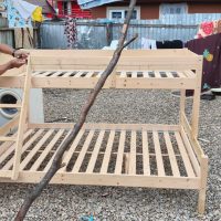 Un pat supraetajat pentru copiii familiei Otelas