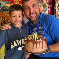 Samuel a avut parte de o surpriza frumoasa: tort si jucarii de la o donatoare