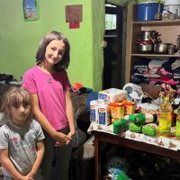 Masa copiilor Rozaliei s-a umplut cu alimente, datorita voua