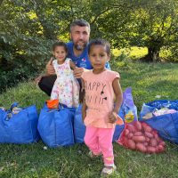Un donator a pregatit alimente pentru Maria si familia ei
