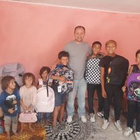 Ghiozdane, rechizite si alte daruri pentru copiii familiei Rostas