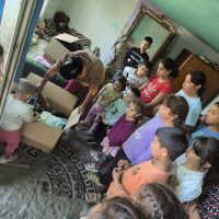 Haine si incaltaminte noi pentru copiii familiei Brumar